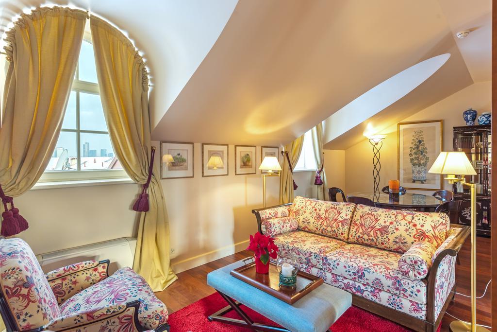 Relais&Châteaux Stikliai Hotel VNO Extérieur photo A suite at the Hotel de Crillon