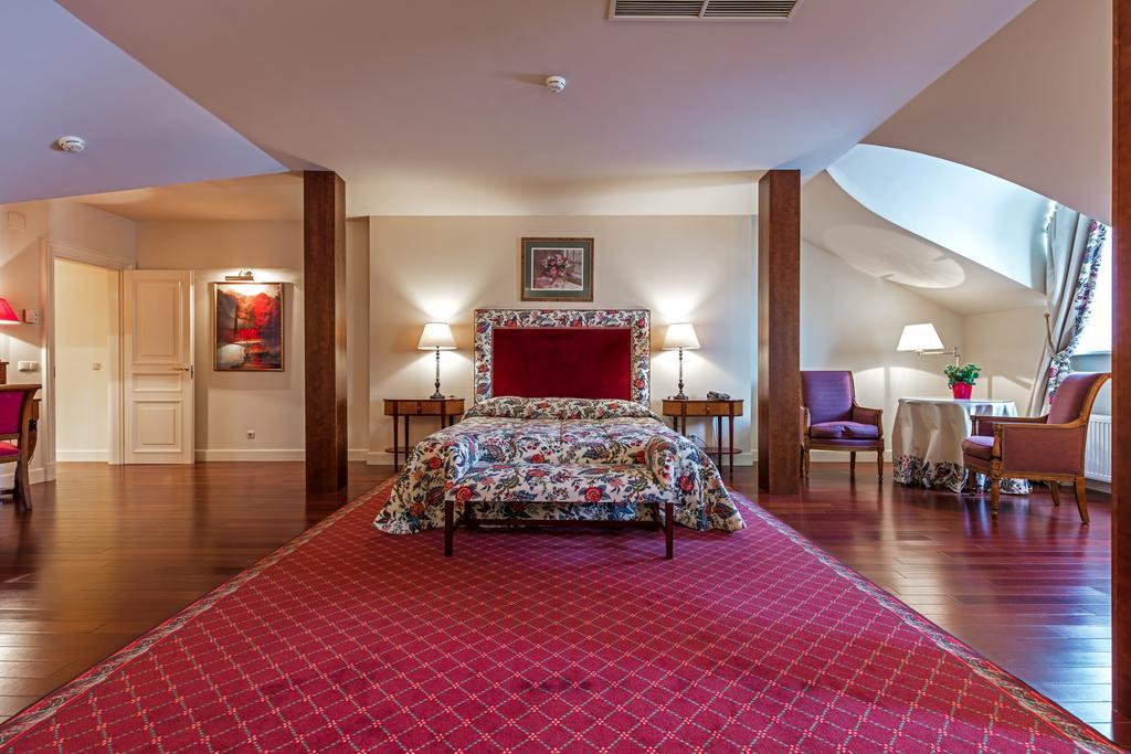 Relais&Châteaux Stikliai Hotel VNO Extérieur photo A suite at the Hotel de Ville